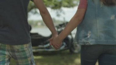 Motosiklet çift eller yürüyen kask tutarak