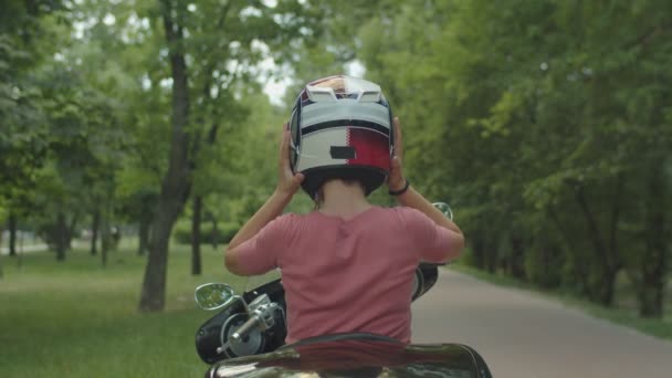 Chica bastante rubia disfrutando de paseo en moto al aire libre — Vídeo de stock