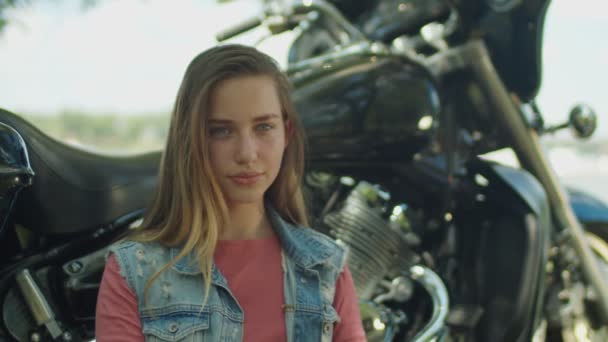 Портрет красивой девушки на мотоцикле — стоковое видео