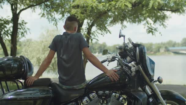 Mladý motocyklista s odpočinky po jízdě — Stock video