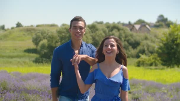 Sonriente pareja romántica relajándose en la naturaleza de verano — Vídeo de stock