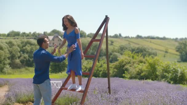 Entusiasmado casal misto gosta de lazer na natureza — Vídeo de Stock