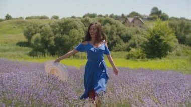 Lavanta alanında çalışan el şapka ile kadın