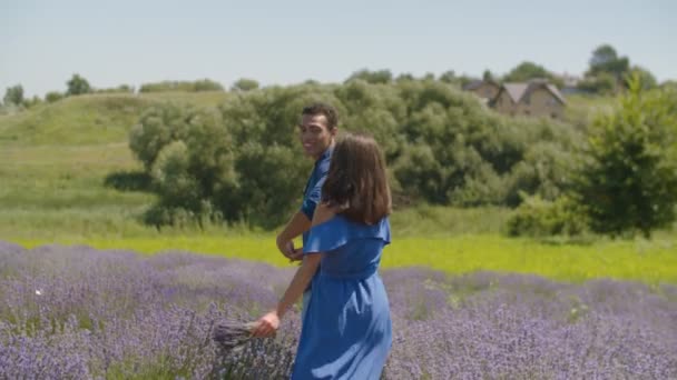 Casal multiétnico se divertindo no campo de lavanda — Vídeo de Stock