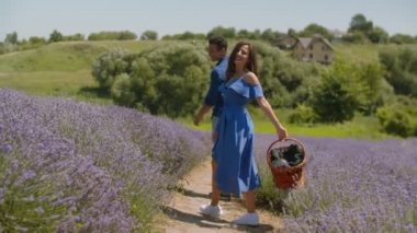 Kırsal alanda romantik tarih çok etnik çift