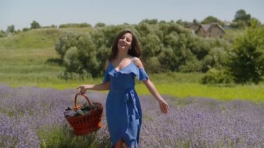 Çiçek glade içinde sepet yürüyüş ile büyüleyici kadın