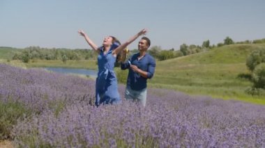 Lavanta alanında sabun kabarcıkları ile neşeli çift