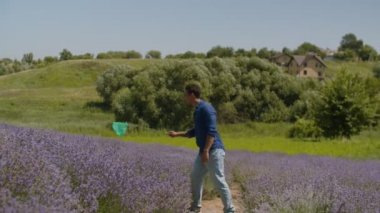 Doğada wasp kaçan korkmuş siyah adam