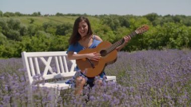Lavanta alanında gitar şarkı ile Joyful kadın