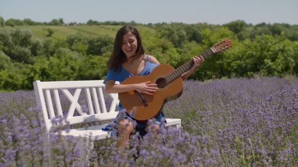 Gioiosa femmina con canto chitarristico in campo lavanda — Video Stock