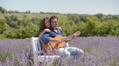 Lavanta alanında gitar yapıştırma ile Sevimli çift