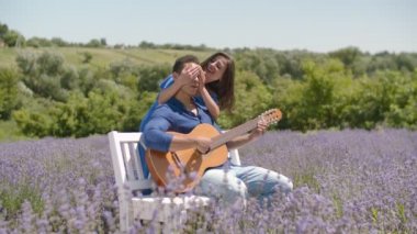 Doğada rahatlatıcı gitar ile çok ırklı çift