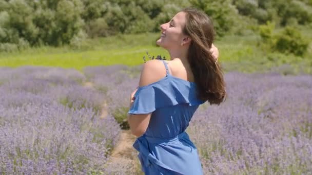 Mujer despreocupada disfrutando de la vida en el campo de la lavanda — Vídeo de stock