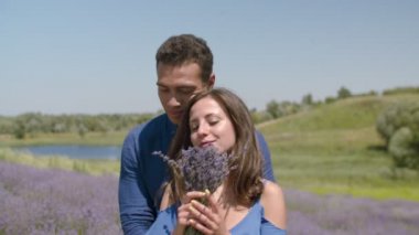 Çiçek açan lavanta alanında sevgi dolu çift bağ