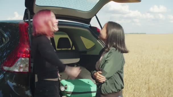 Женщины-путешественницы ищут вещи в чемодане — стоковое видео