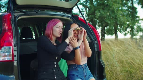 Touristes femmes regardant à travers les jumelles à la vue — Video