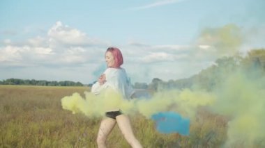 Sis bombası ile kadın duman renkli bulutlar yapar