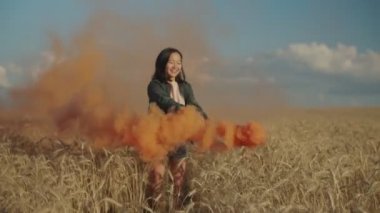 Renkli sis bombası açık havada joyful Asyalı kadın