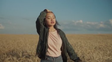 Yaz doğanın tadını gün batımında Mutlu Asyalı kız