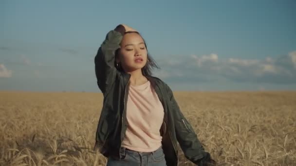 Lycklig asiatisk tjej vid solnedgången njuter sommar natur — Stockvideo