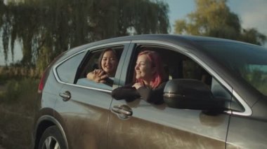 Farklı kadınlar gün batımında araba penceresinden görünümü hayran