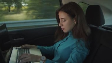 İş kadını yol gezisi sırasında dizüstü bilgisayar üzerinde çalışıyor