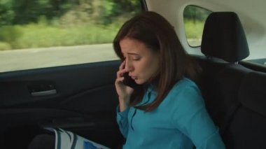 Arabada iş kadını telefonda sorunları çözme