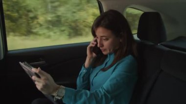 İş seyahati sırasında çalışan kadın girişimci