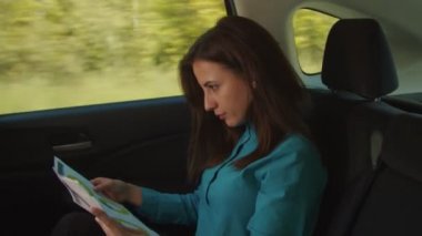 Kendinden emin iş kadını arabada belgeleri analiz