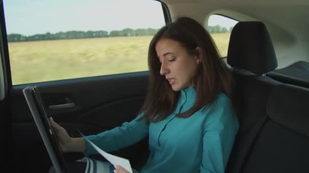 Femme entrepreneur travaille sur tablette numérique en voiture — Video