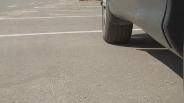 Yüksek topuk ayakkabı kadın bacaklar arabaya alma