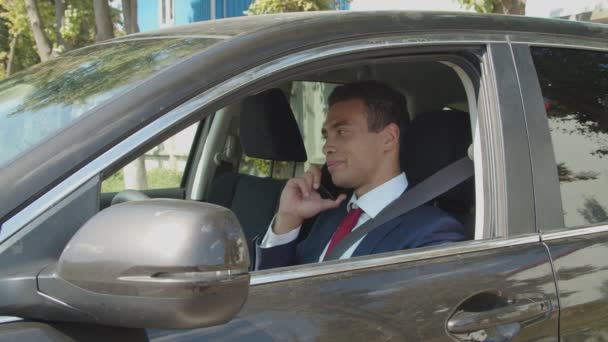 Африканский американский бизнесмен разговаривает по телефону в машине — стоковое видео