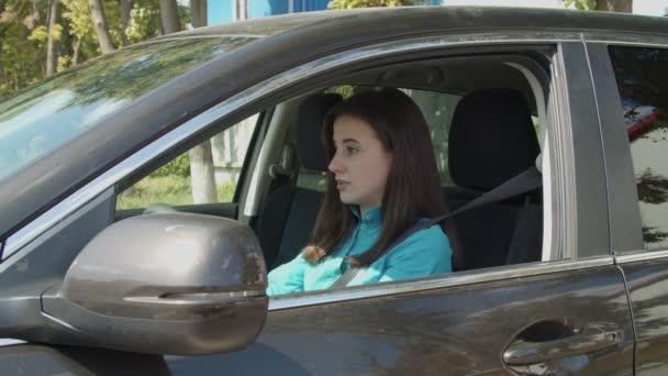 Motorista feminina irritada dirigindo carro em engarrafamento — Vídeo de Stock