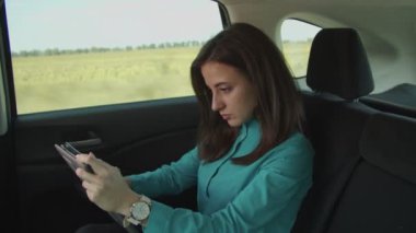 İş kadını arabada tablet pc net sörf