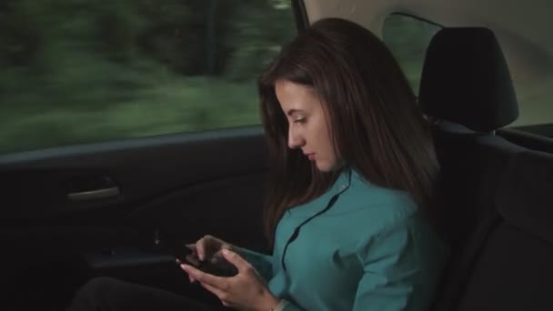 Empresária mensagens de texto no celular no carro — Vídeo de Stock