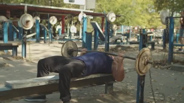 Muscular culturista entrenamiento barra de pesas press — Vídeo de stock