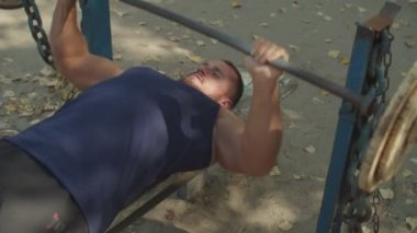 Bodybuilder göğüs açık için tezgah basın yapıyor