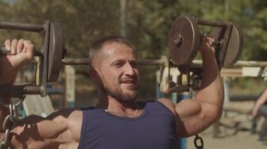 Fit adam dumbbells ile göğüs için egzersiz yapıyor