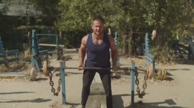 Açık spor salonunda barbell ile Bodybuilder egzersiz