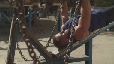 Güçlü adam düşüş dumbbell tezgah basın yapıyor