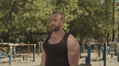 Güçlü vücut geliştirmeci halter pazı bukleler performans