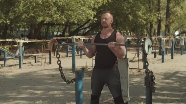 Sportowiec wykonujący biceps loki z Brzana — Wideo stockowe