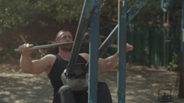 Kaslı adam lat pulldown makine çalışma