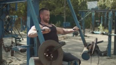 Fit güçlü adam dikey göğüs basın egzersiz