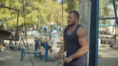 Atlet eğitim triceps pushdown egzersiz açık