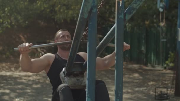 Homem muscular trabalhando para fora lat puxar para baixo máquina — Vídeo de Stock