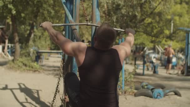 ラットプルダウンマシンを使用した男性筋力トレーニング — ストック動画