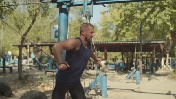 Bodybuilder pracující s kabelovými kříži v tělocvičně — Stock video