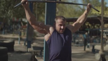 Bodybuilder uygulama kablo pulldown egzersiz