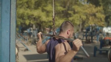 Fit adam lat pulldown eğitim açık havada çalışma